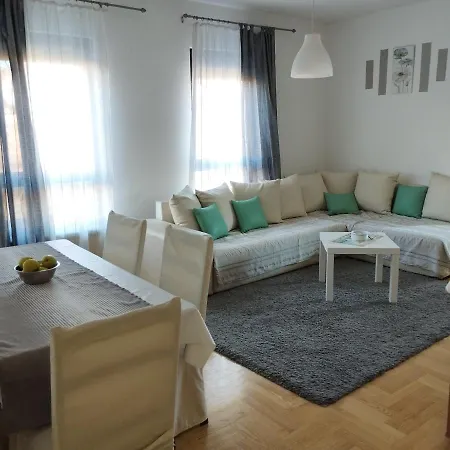 Gana Altina , Free Parking Apartment