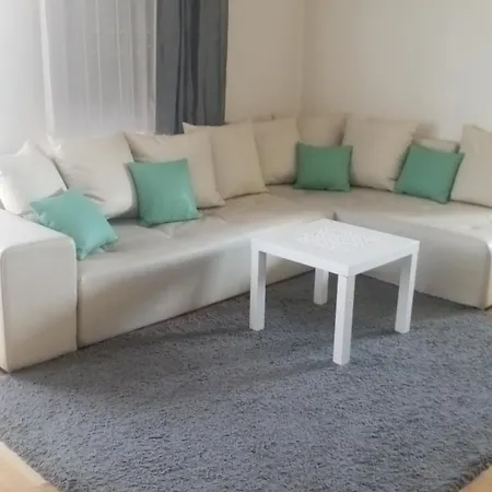 Gana Altina , Free Parking Apartment