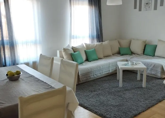 Gana Altina , Free Parking Διαμέρισμα